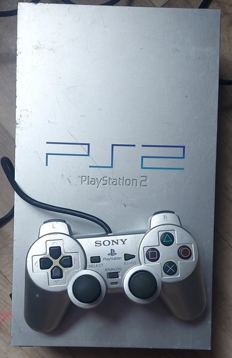 Konsola ps2 fat silver.