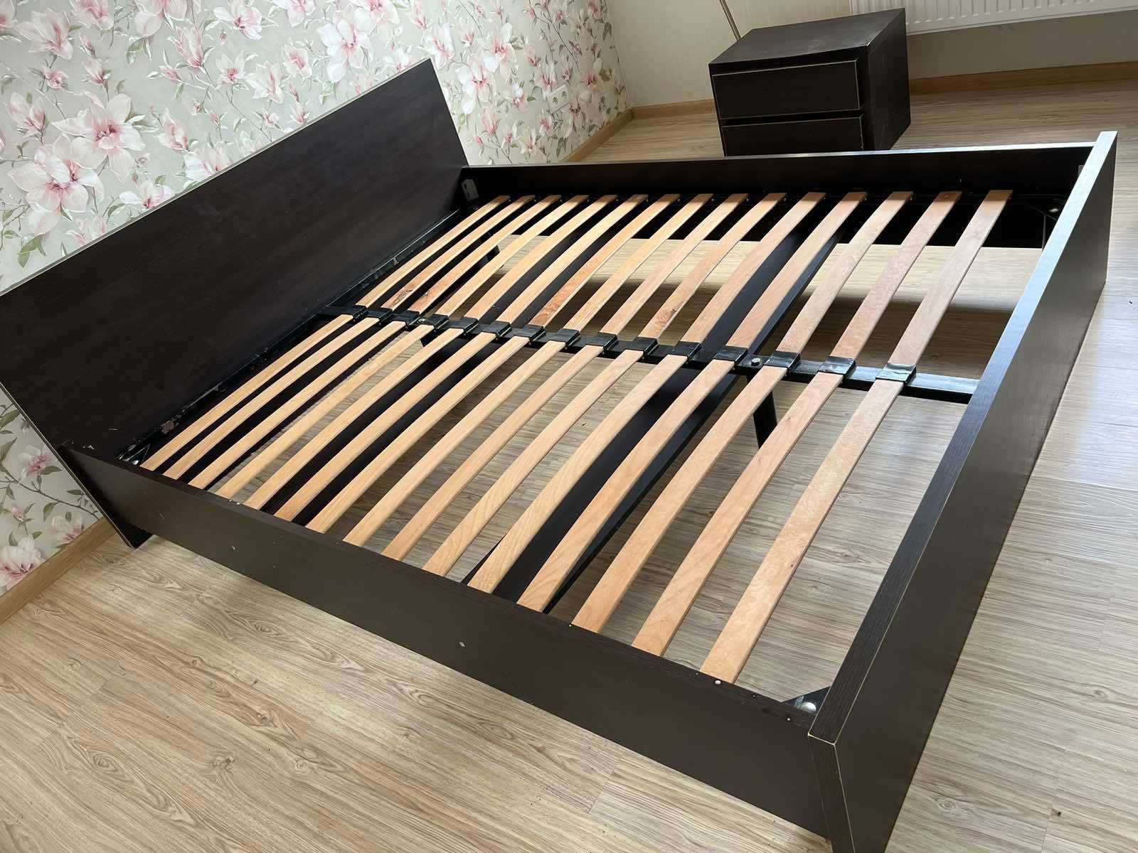 Дерев'яне двоспальне велике ліжко темне розмір 160 х 200 см