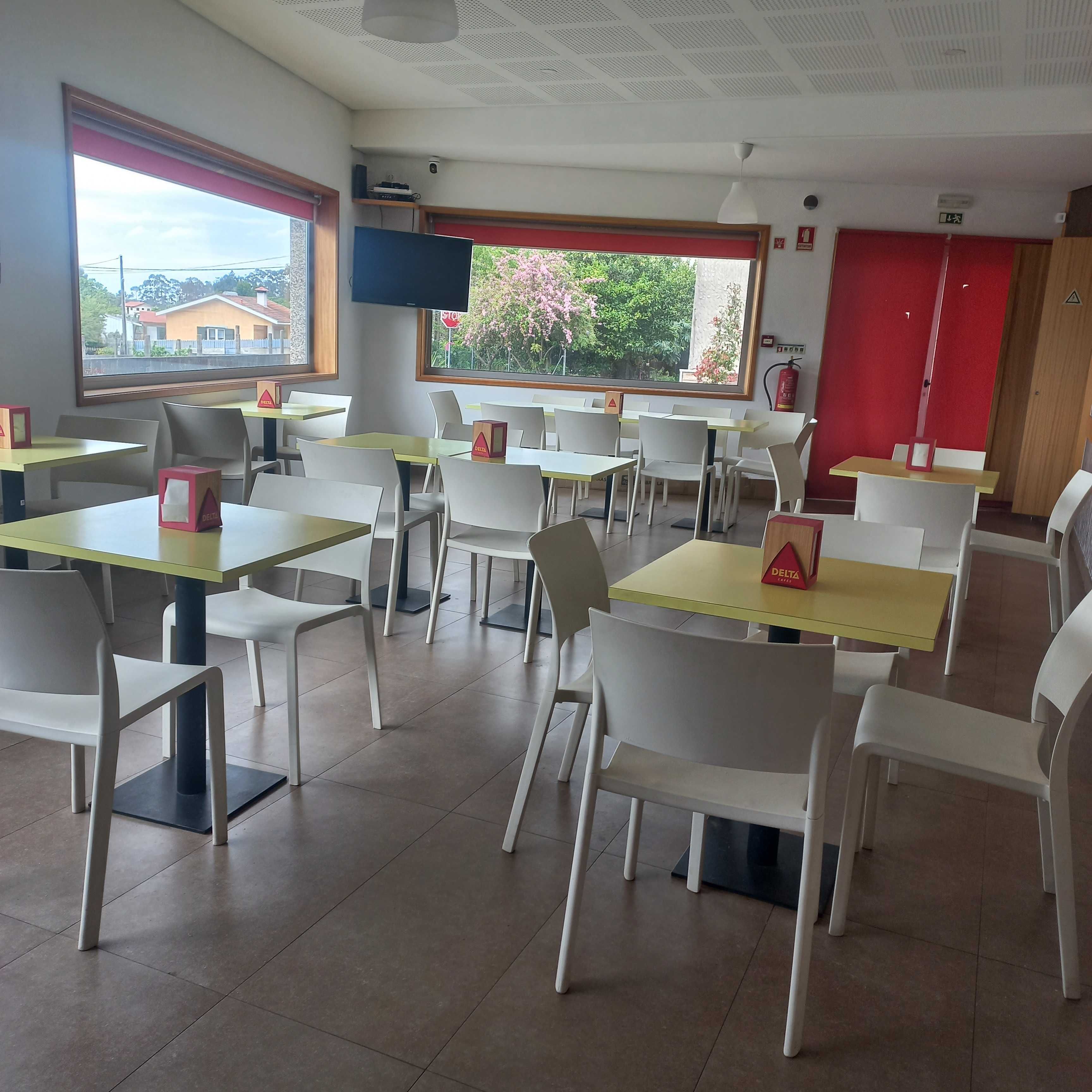 Mesas e cadeiras para café