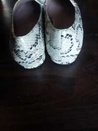 Туфлі з леопардовим принтом білі
