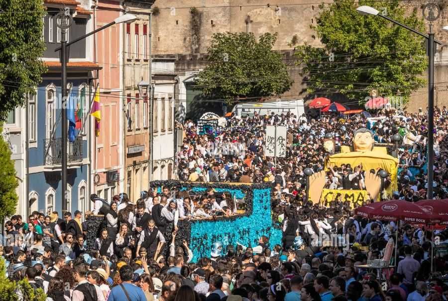 T2 na Alta de Coimbra  (5 min a pé da Universidade) .