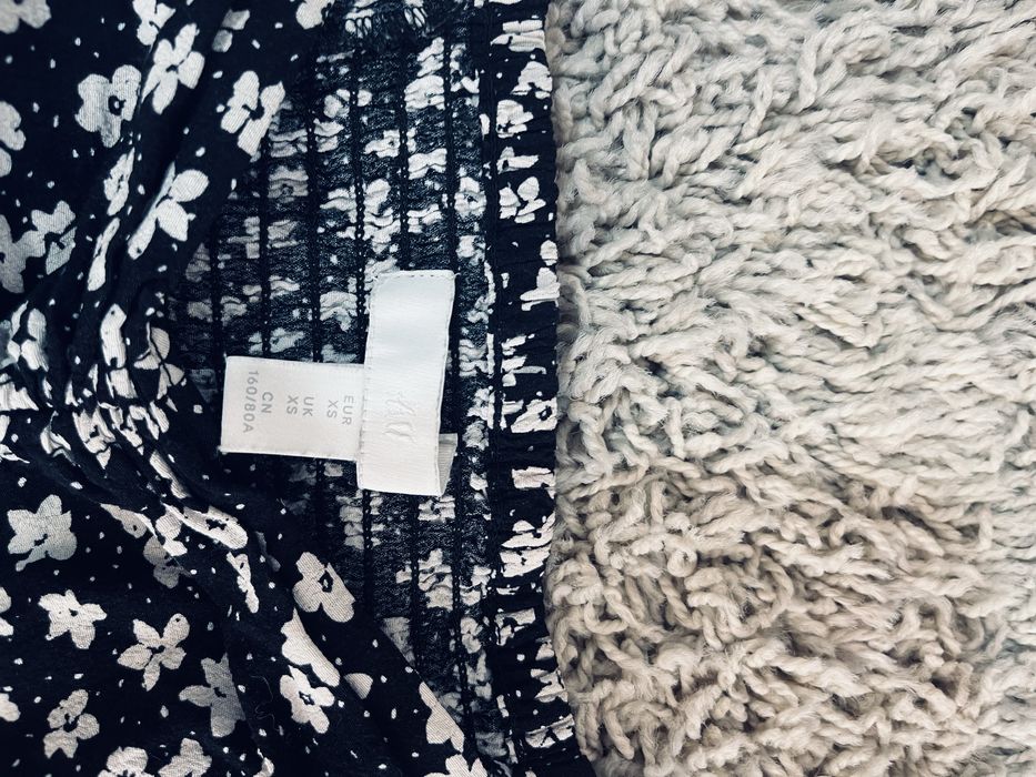 Top t-shirt damski rozm xs HM czarny marszczony kwiatowy kwiatuszki