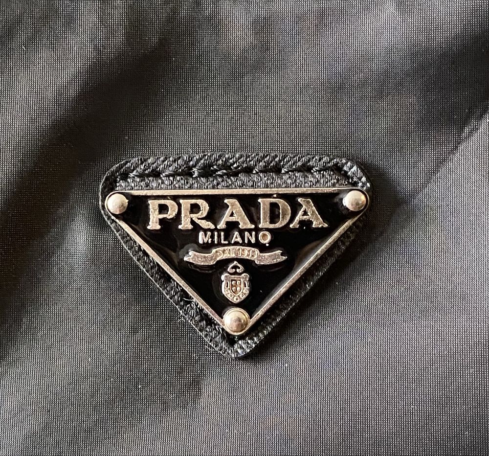 Оригінальна сумка Prada Re-Edition 2005