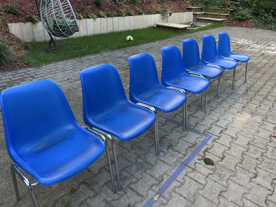 Krzesła plastikowe 7 szt.
