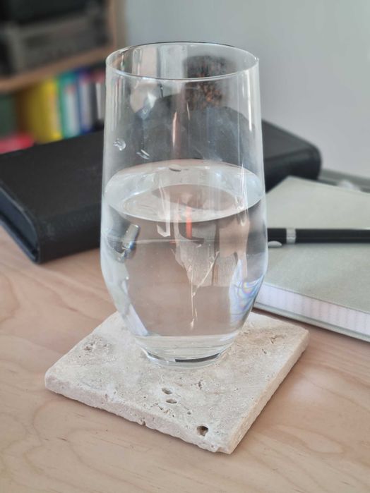 Ręcznie wykonane podkładki z trawertynu.