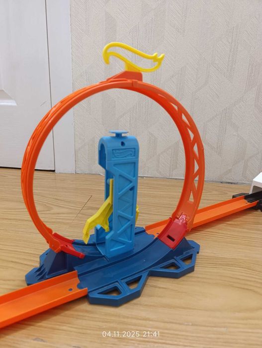 Трек Hot Wheels Track Builder: Петля з прискорювачем!
