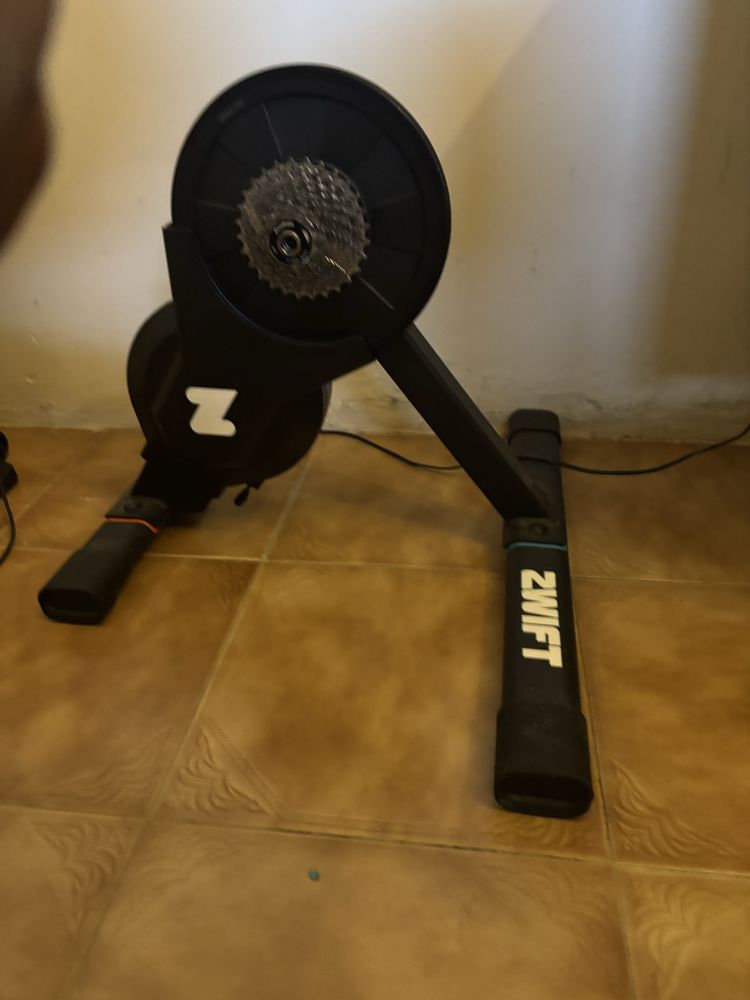 Zwift Hub c/ cassete 11 COMO NOVO