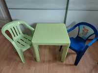 Zestaw dla dziecka: stolik oraz 2 krzesyłka