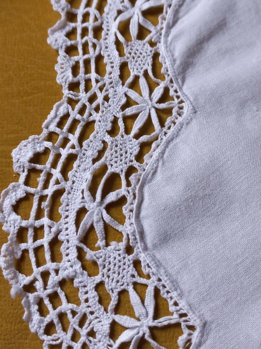 Naperon  com renda e bordados. Impecável