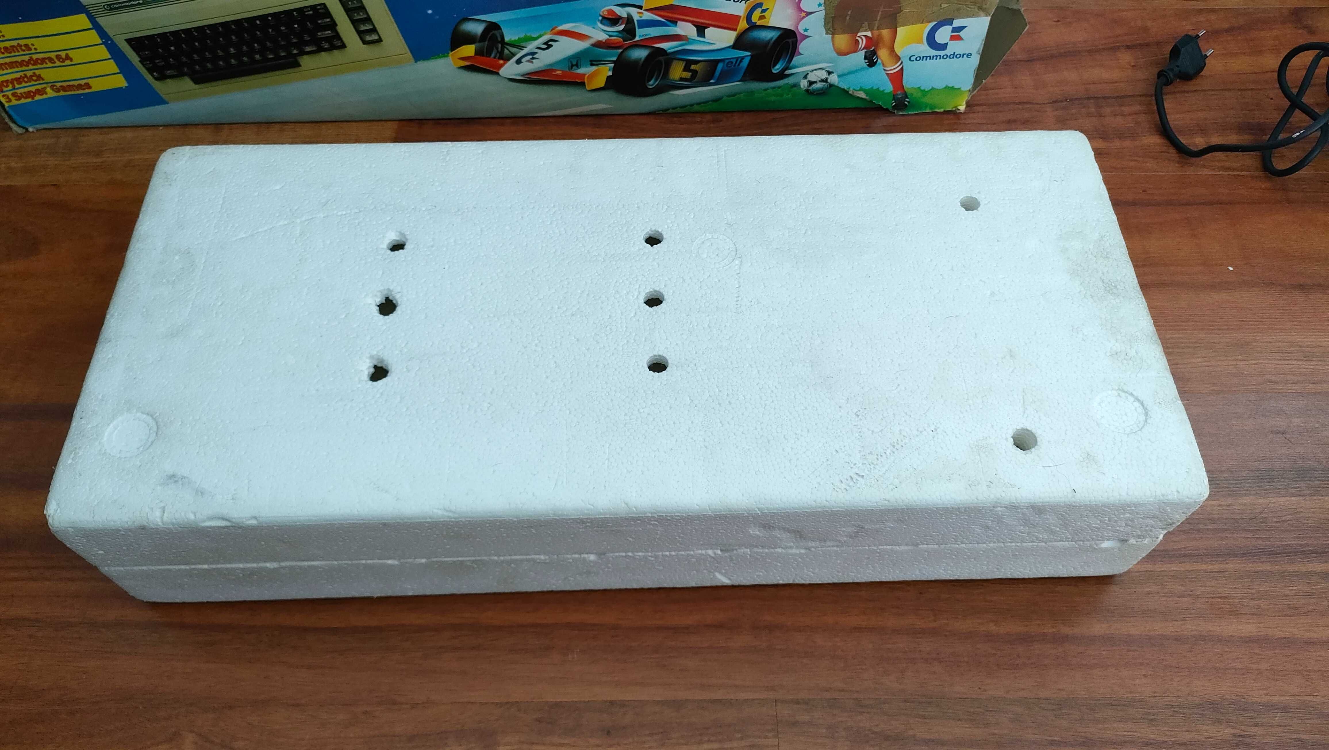 Komputer Commodore C64G, magnetofon, joystick, 2 kontrolery BlackBox 8