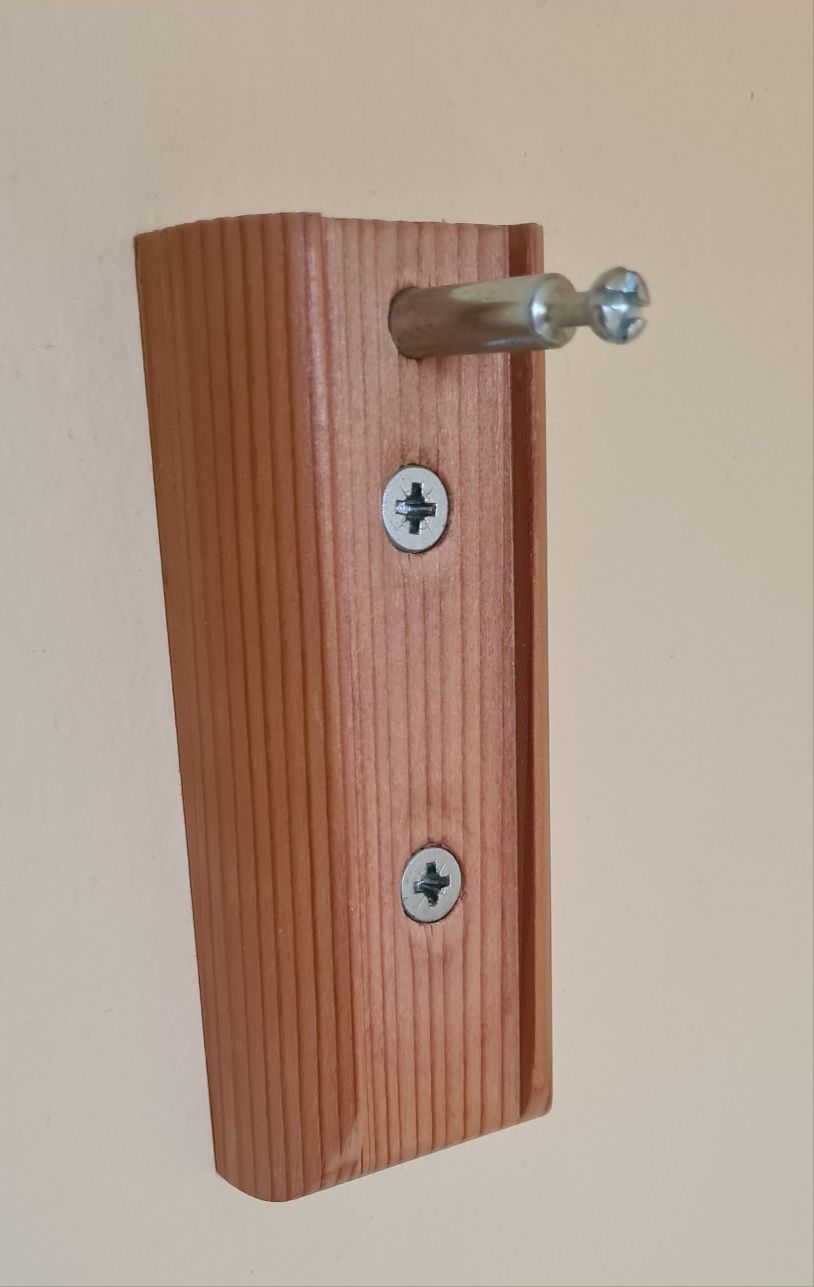 3 półkowy moduł ścienny z litego drewna sosnowego.