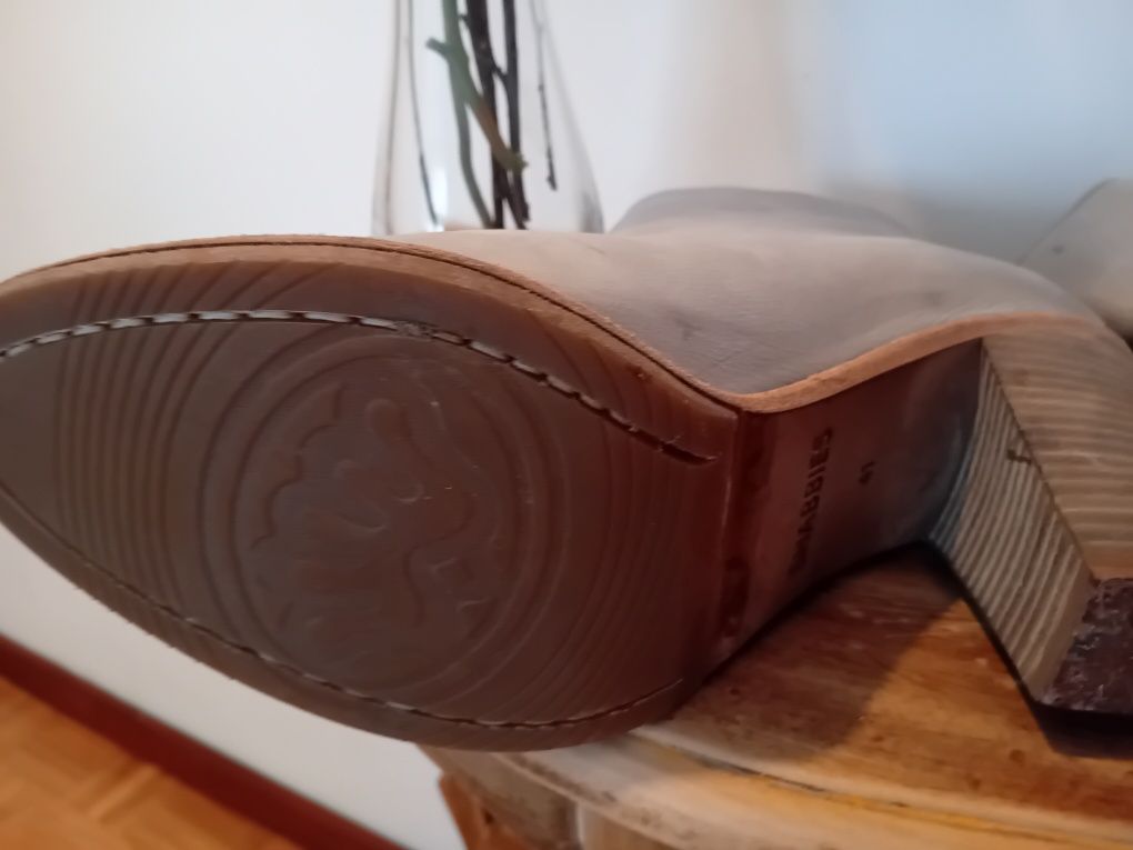 Bota em pele ,cor cinzento
