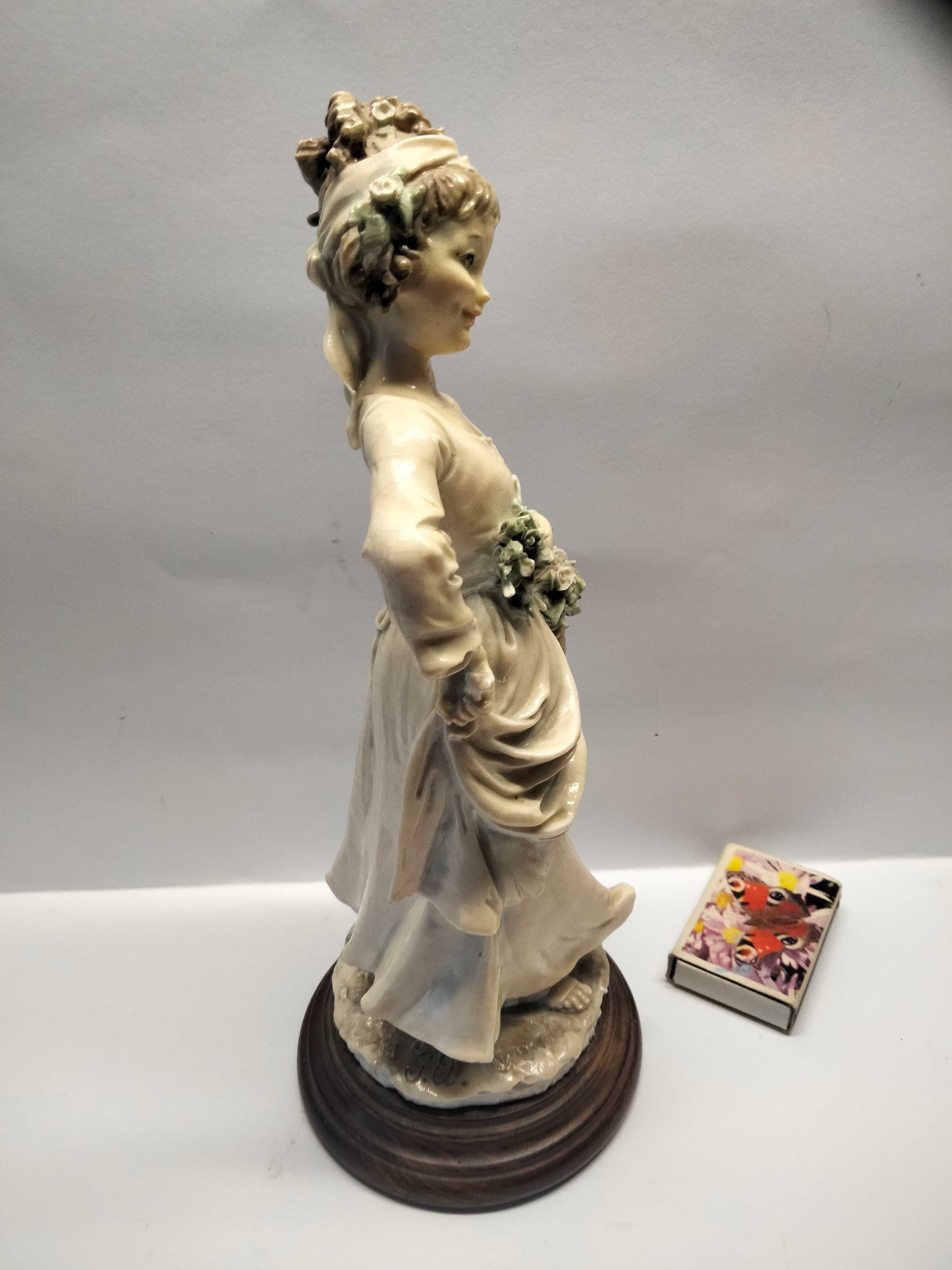 Capodimonte kolor Giuseppe Armani figura Dziewczyna z koszem kwiatów
