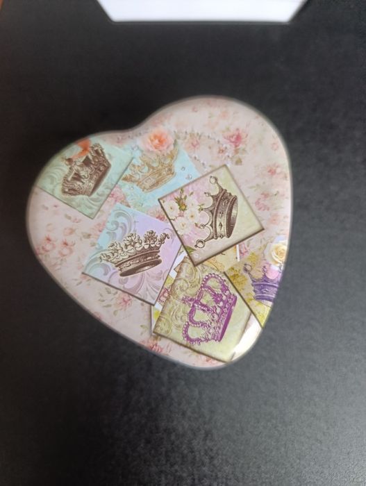 Подарункова коробочка у формі серця 

Ніжна металева коробочка з кри