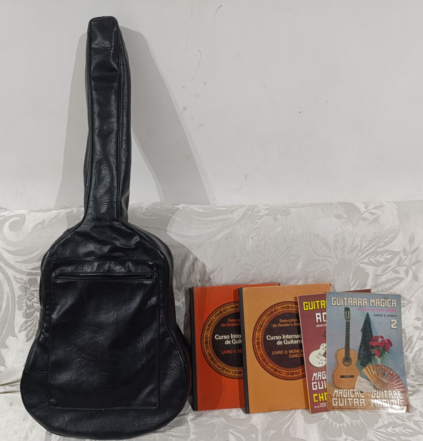 Vendo guitarra com acessórios