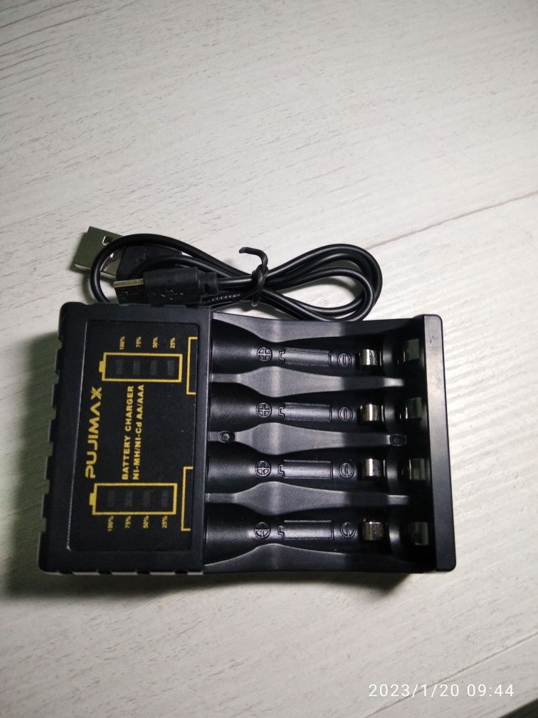 Зарядний пристрій для пальчикових і мініпальчикових акумуляторів.