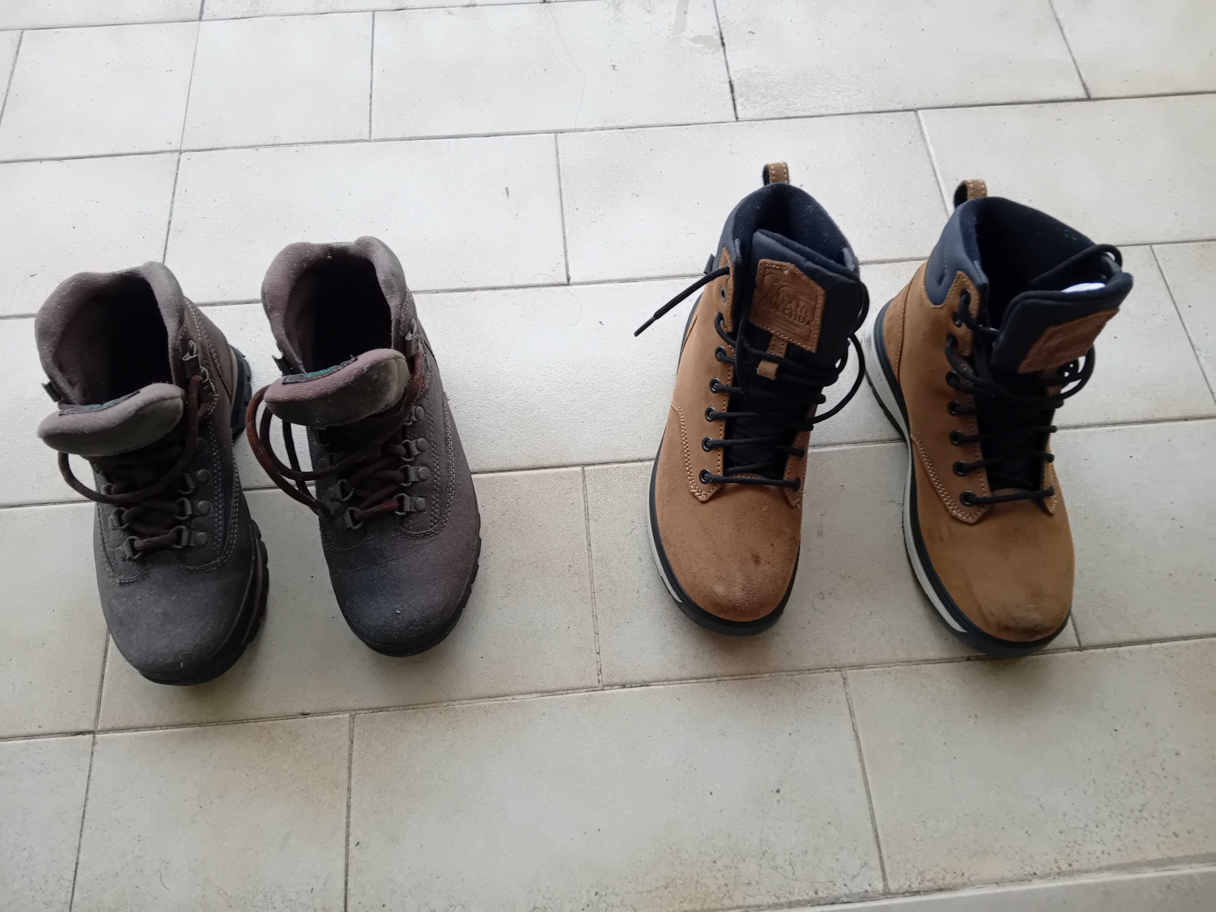 Dois pares de botas novas montanha