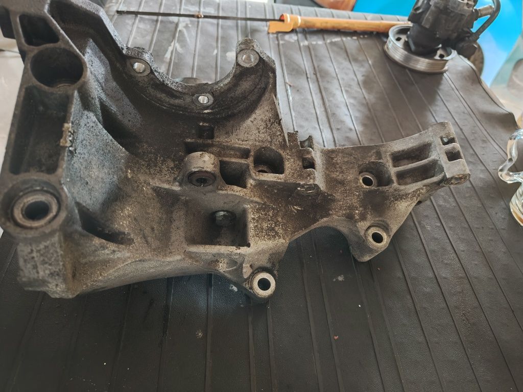 Łapa mocowanie alternatora sprężarki audi A4 b6 b7 1,9 A6 C5 passat B5