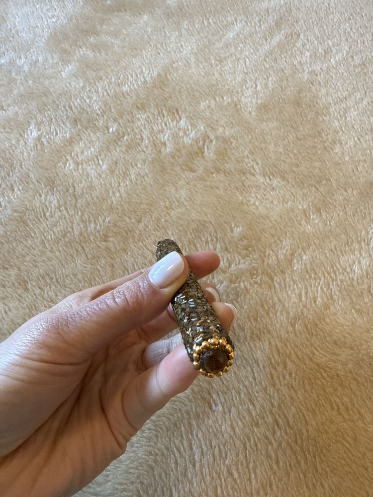 Caneta dourada em missangas
