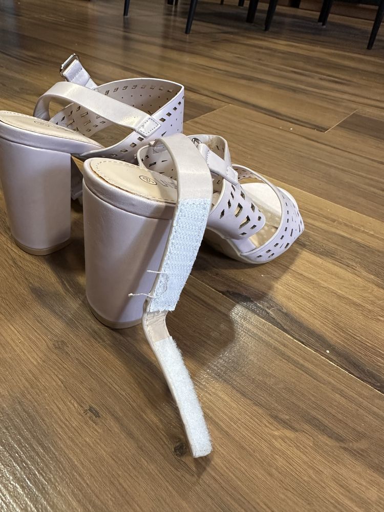 Buty sandalki na slupku