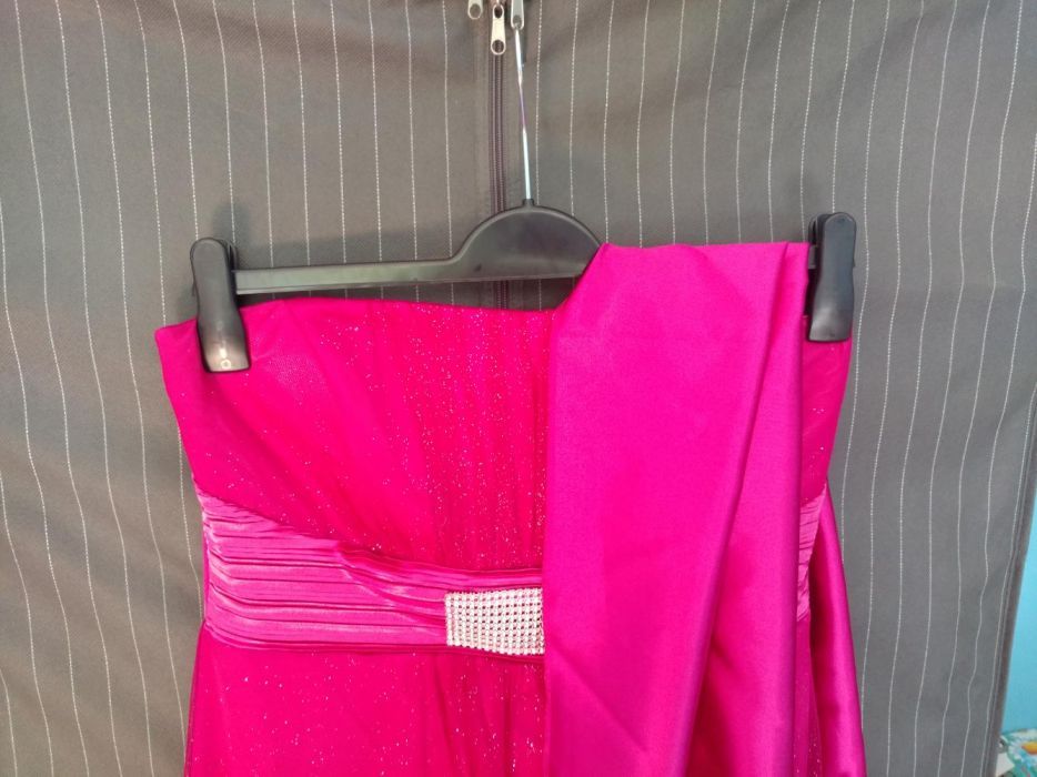 Różowa sukienka, z mieniącym się wierzchnim materiałem