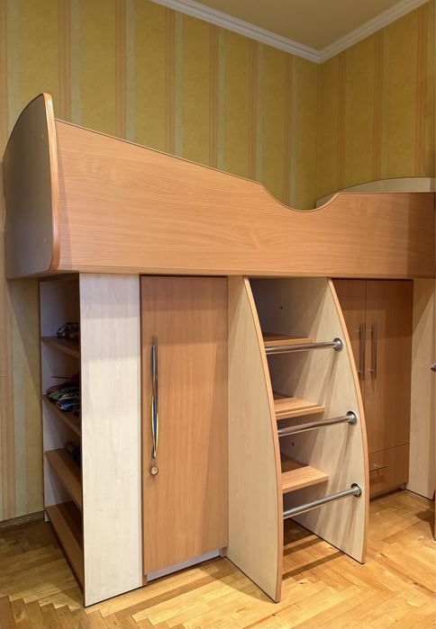 Дитяче ліжко-горище з шафами та полицями — у чудовому стані!