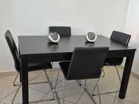 Mesa extensível Ikea com 4 cadeiras.