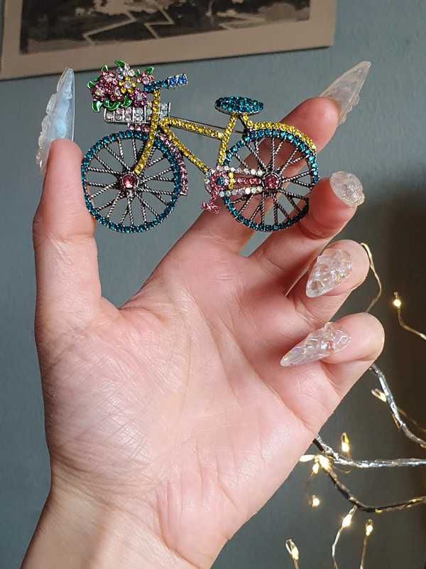 Broche / pregadeira / alfiente bicicleta com cristais multicolor