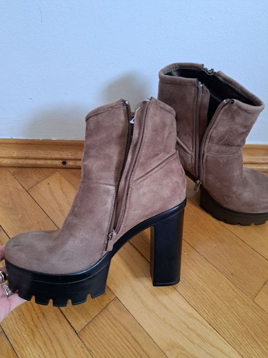 Чобітки осінні на каблуку