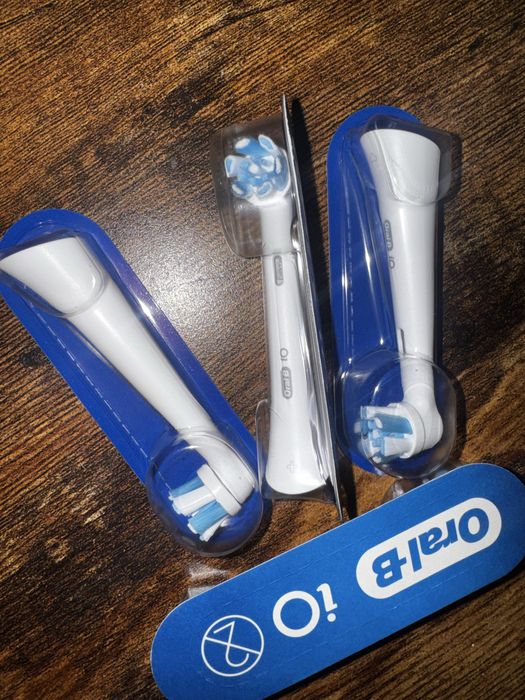 Cztery końcówki Oral B iO