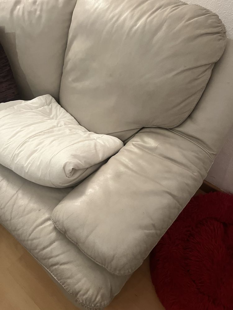 Sofa em pele de canto cinza claro