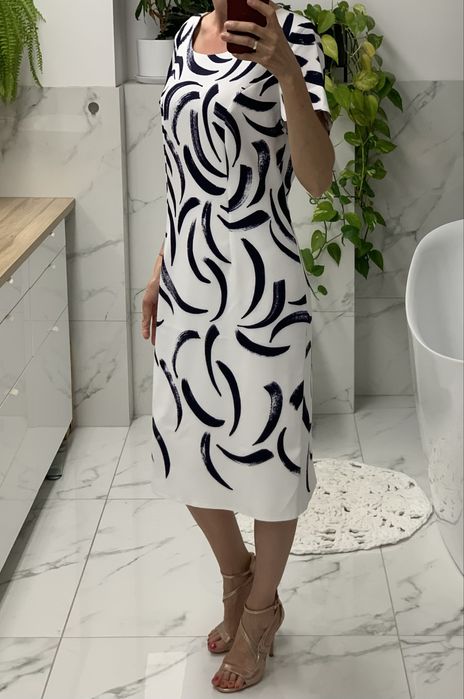 Sukienka wizytowa biala w malarski wzor granatowy plus size midi 44