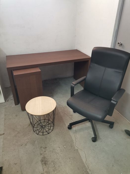 Mesa de escritório, cadeira e mesinha de apoio