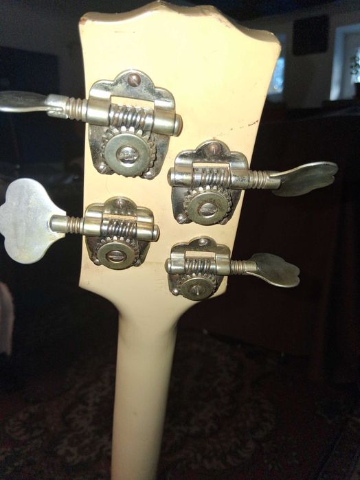 Gitara basowa Jolana Jantar