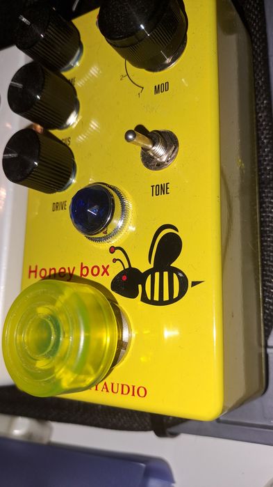 Pedais de guitarra (2 overdrives, chorus e delay)