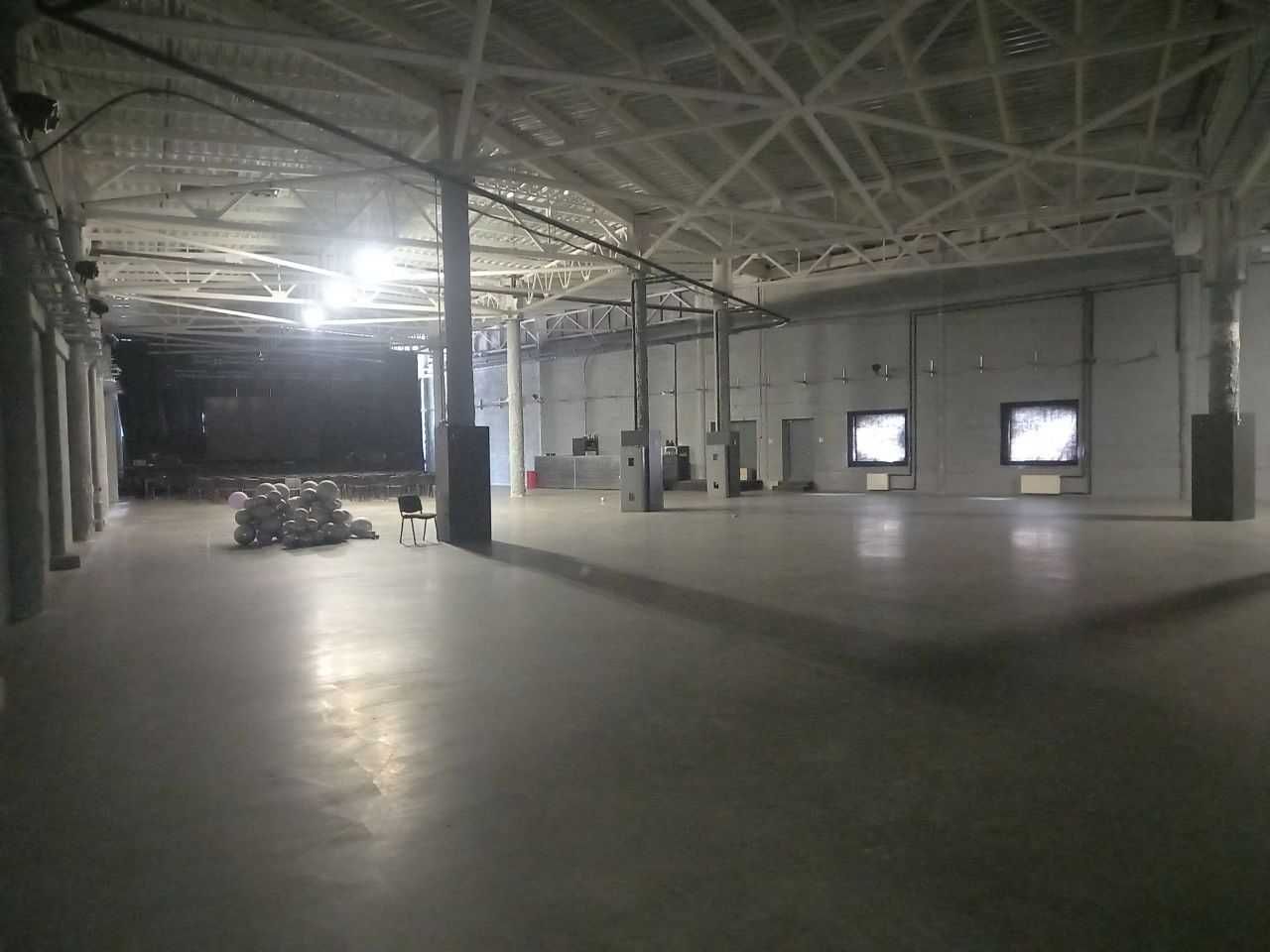 Помещение в центре, красная линия 1400 м2