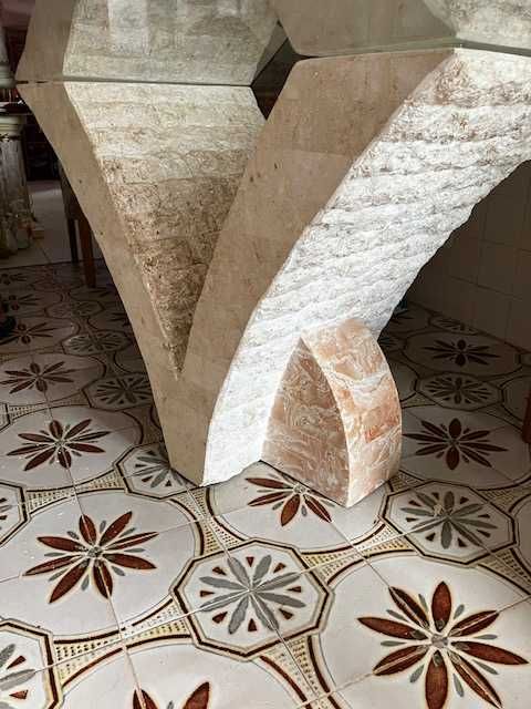 Mesa de jantar circular com tampo de vidro e base, 190 cm de diâmetro.