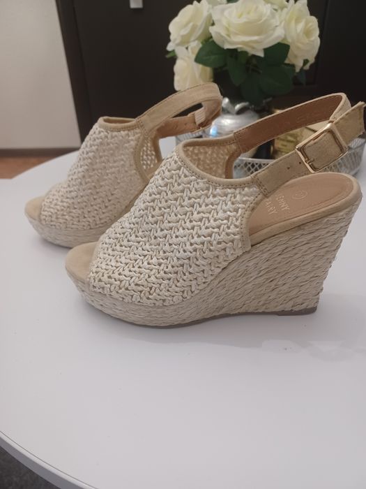 Sandały na koturnie