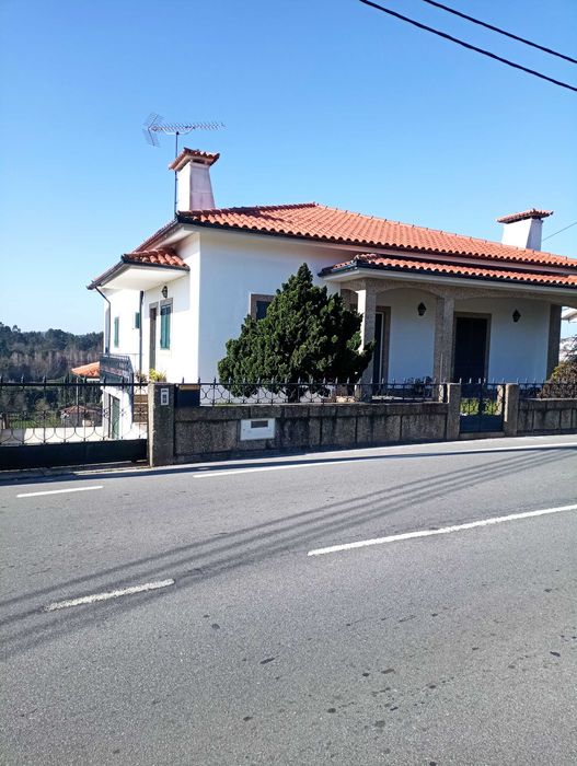 Arrendo casa T3 com salão