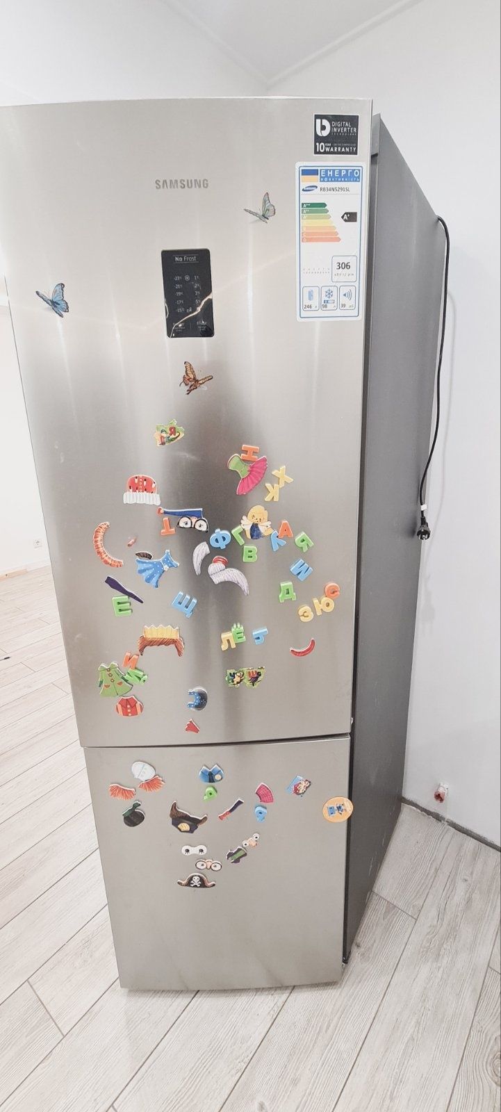 Холодильник Samsung з нижньою морозильною камерою