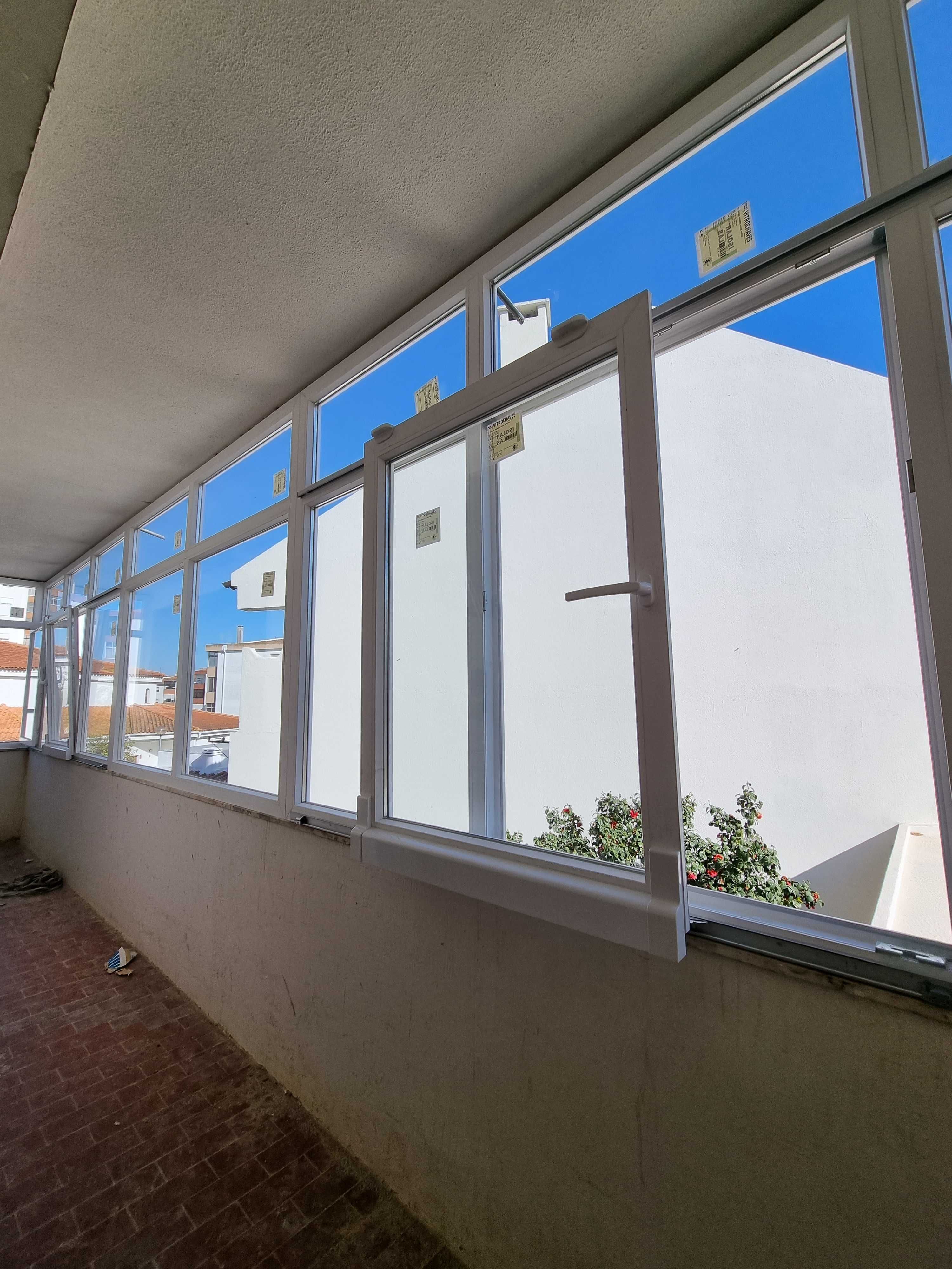 Janelas e portas em PVC, estores, Marquises, portadas em alumínio