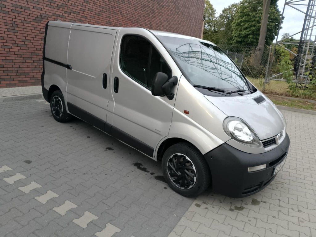 Opel Vivaro 1.9Dci 2razy drzwi przesuwne 2006r klima