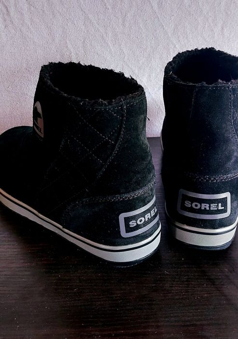 Botas de neve Sorel em


camurça preta.


⁃ Material exterior em


cam