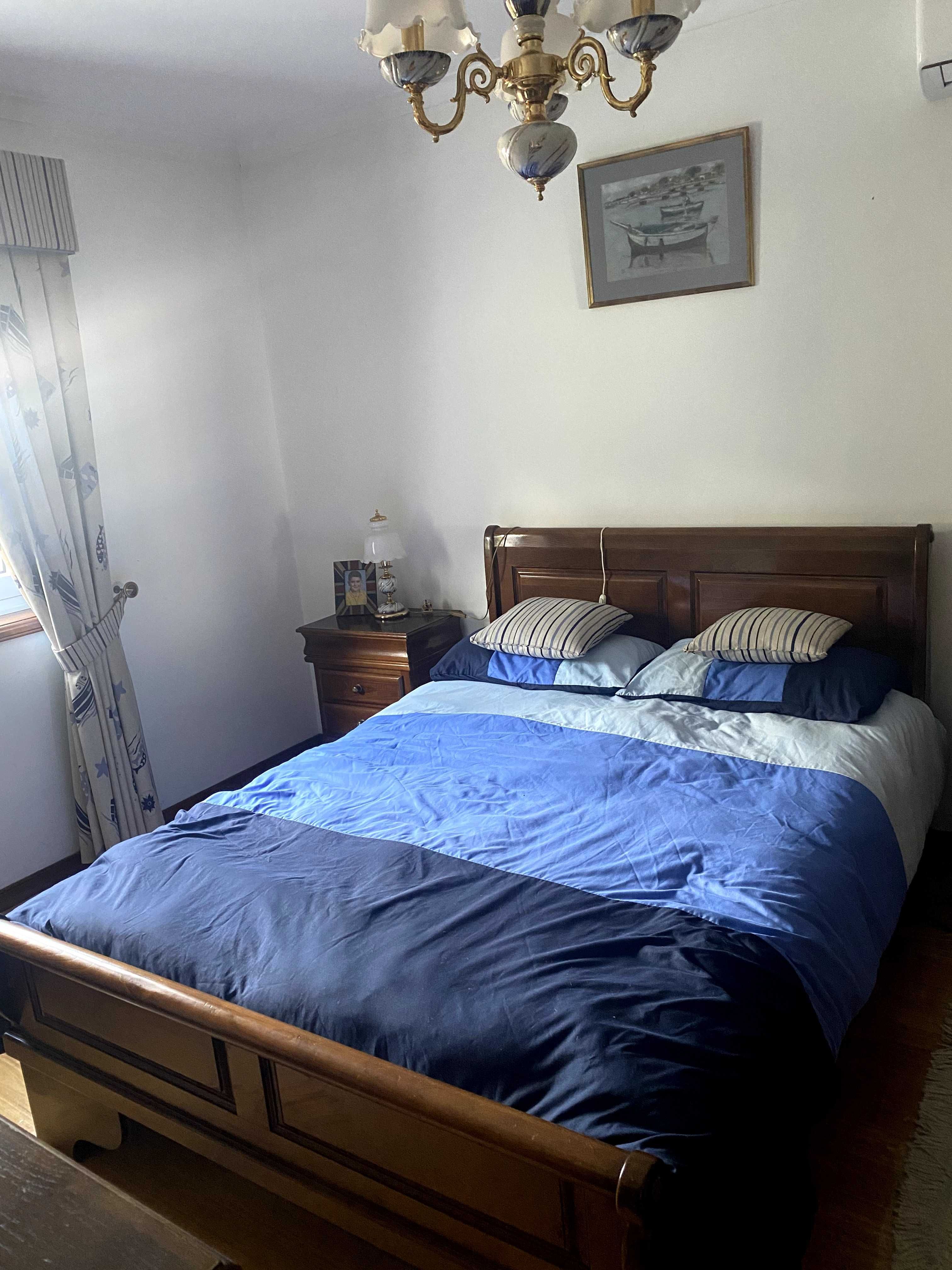 Conjunto Mobiliário Clássico em Madeira de Qualidade para Quarto