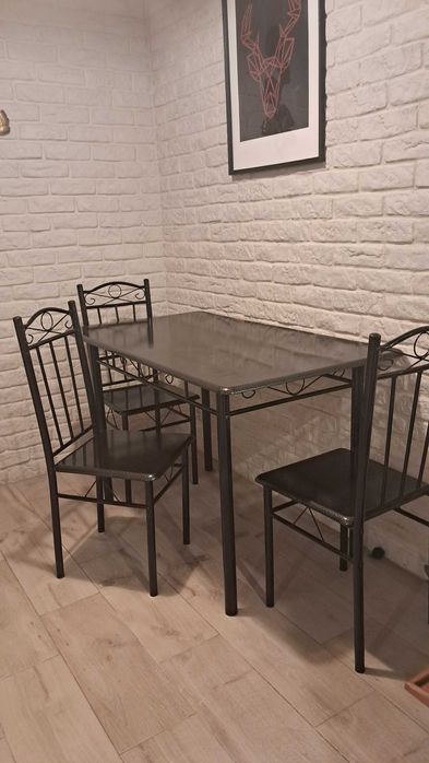 Czarny stół i 3 krzesła