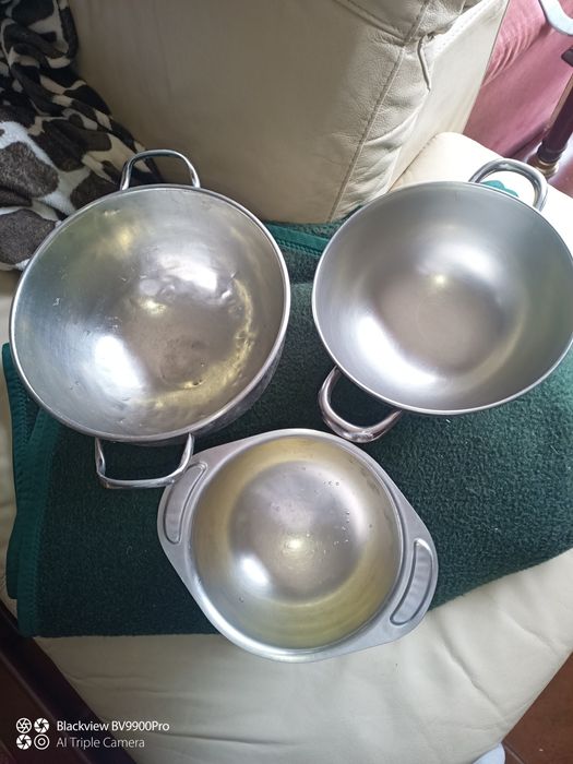 Três taças inox uma um pouco danificada