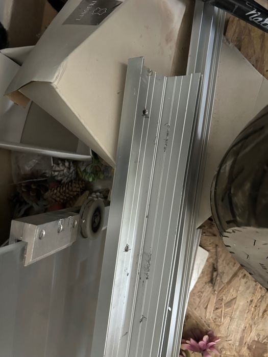 Szyba drzwi przesuwne oraz stala szyba