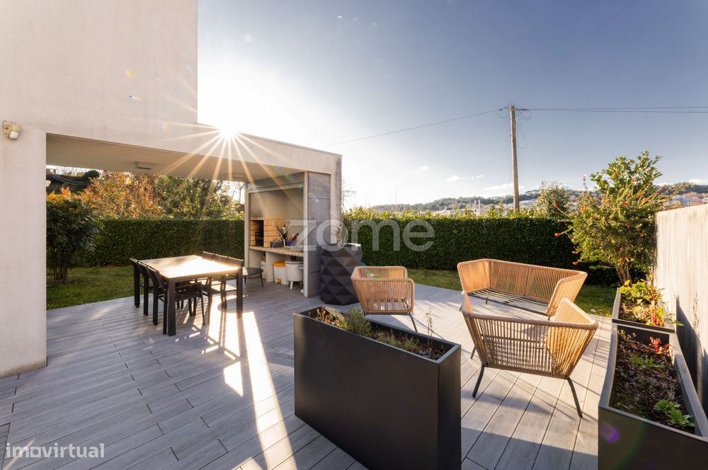 Moradia T4 com piscina em Tenões, Braga