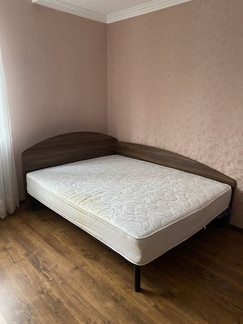 Ліжко з матрацом (1.60 на 2 м)