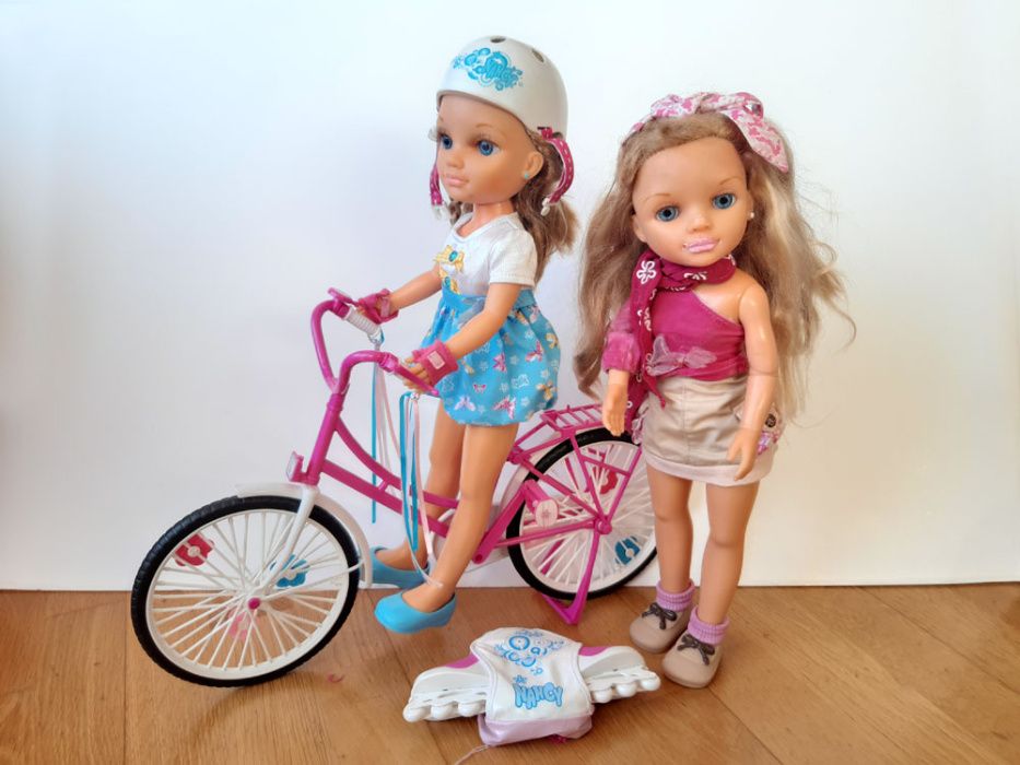 duas bonecas Nancy com bicicleta e patins